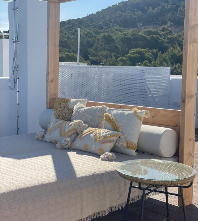 Resa estates ibiza huis huren cala tarida rooftop day bed.jpg